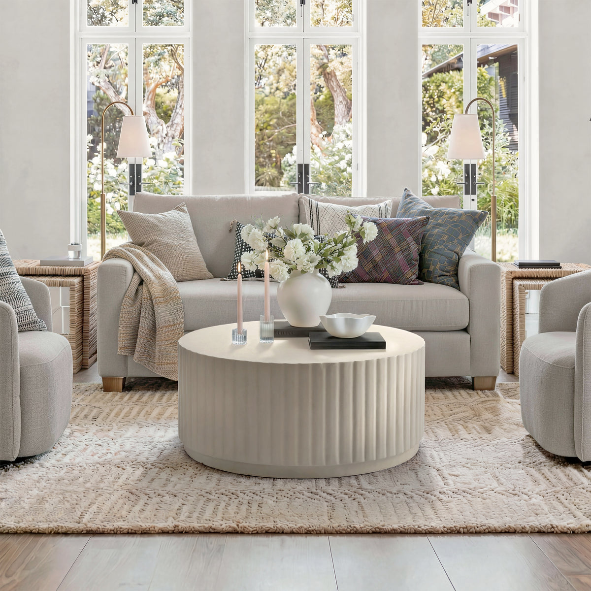 Moderner gerippter runder Couchtisch aus Beton