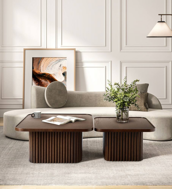 Quadratischer Couchtisch aus Holz mit gerilltem Sockel