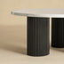 Schwarzer moderner runder Couchtisch mit Marmor-Optik-Platte