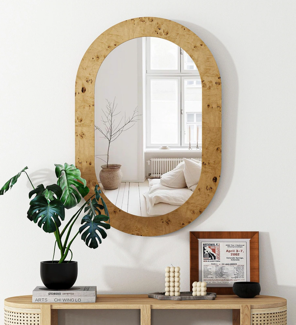 Eleganter ovaler Wandspiegel mit Holzrahmen