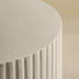 Moderner gerippter runder Couchtisch aus Beton