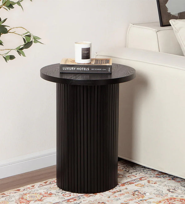 Mesa auxiliar de madera redonda negra con pedestal estriado